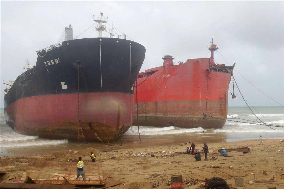 Handelsschiffe wurden an der Küste vor Gadani in Pakistan auf Grund gesetzt, damit sie abgewrackt werden können. (Archivbild) Ppi/Zuma Press/dpa