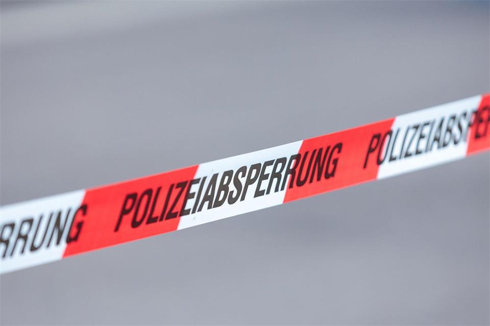 Handgranate unter Auto befestigt - Verdächtiger festgenommen.Laszlo Pinter/dpa