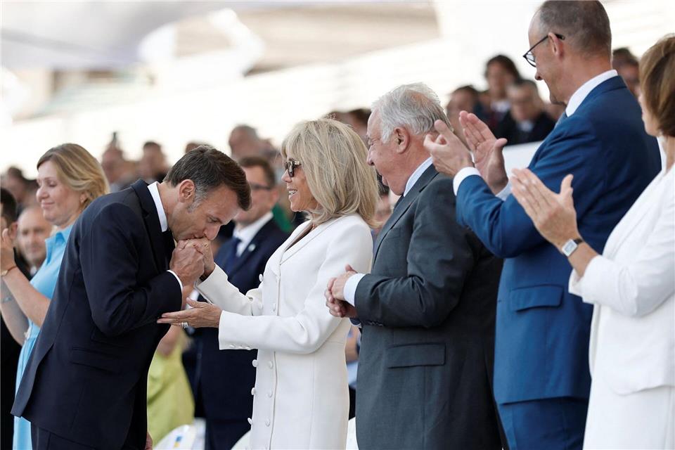 Handküsschen für Frau MacronBenoit Tessier/Pool Reuters/AP/dpa