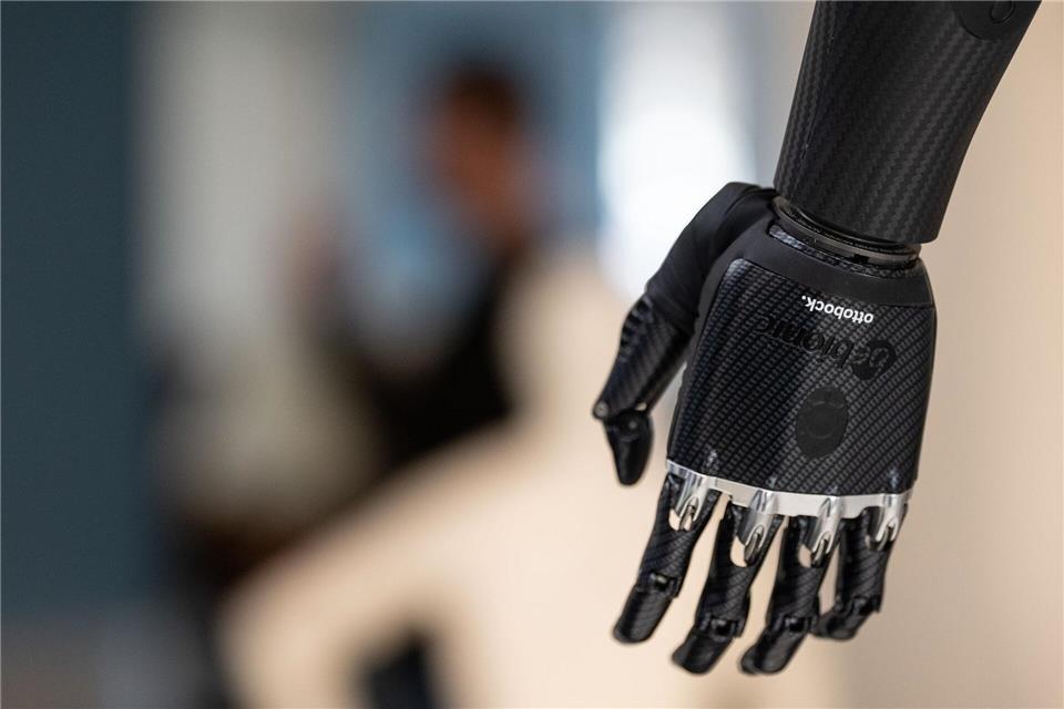 Handprothese im Showroom von Ottobock in Duderstadt. Der Orthopädietechnikhersteller geht an die Börse.Swen Pförtner/dpa