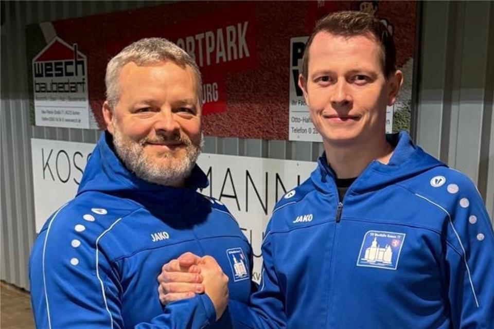 Handschlag: Gemens Sportlicher Leiter Sven Stege (links) ist froh, dass er mit Eric Grave (rechts) eine klubinterne Trainerlösung für die zweite Mannschaft gefunden hat.