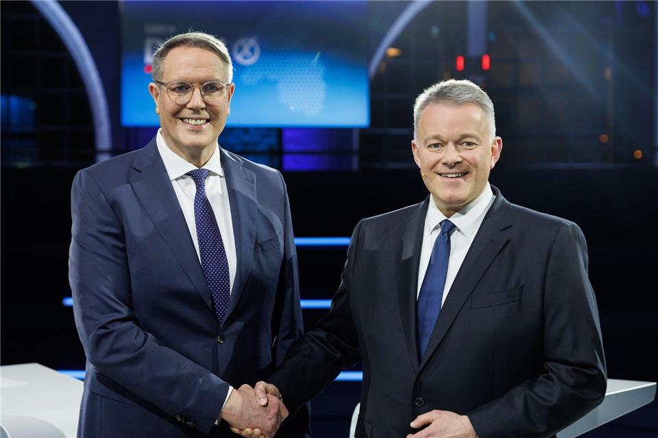 Handschlag ja, identische Meinungen nein - Ministerpräsident Schweitzer (links) und Herausforderer Schnieder standen sich im SWR-Duell gegenüber. Hannes P. Albert/dpa