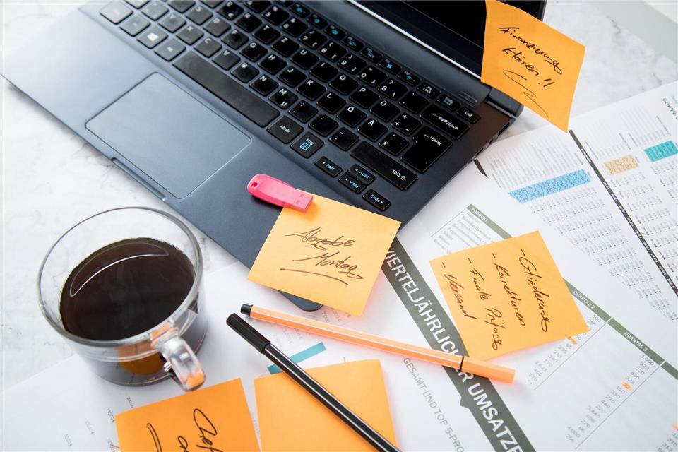 Mehr Fokus im Job: Erobern wir unsere Konzentration zurück! Handschriftliche Notizen und To-do-Listen unterstützen die Konzentration – ohne digitale Ablenkungen.picture alliance / dpa-tmn