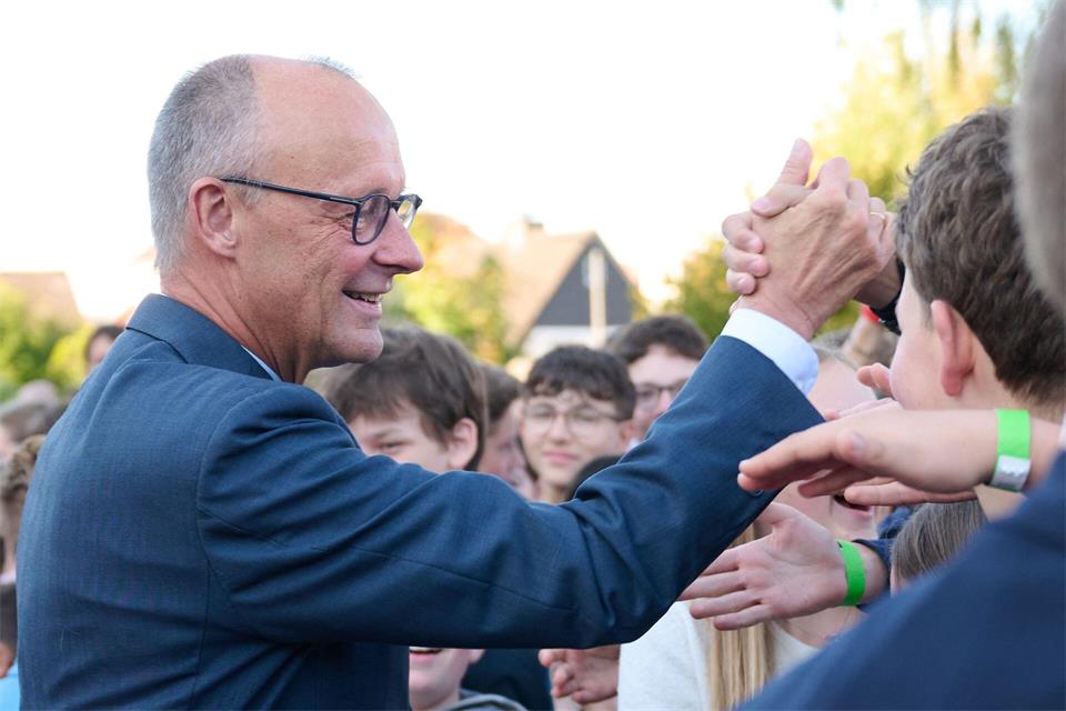 Handshake mit dem Kanzler: Friedrich Merz hat am Montag sein altes Gymnasium in Rüthen besuchtBernd Thissen/dpa