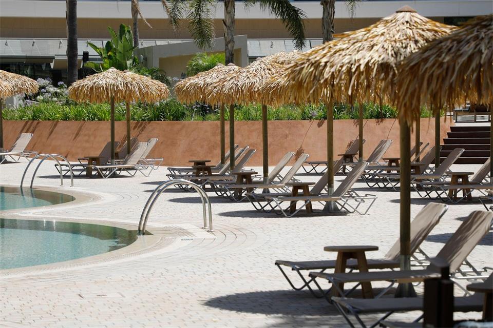 Handtuch drauf und reserviert ist die Liege? Diese ärgerliche Praxis können Hotels per Hausordnung verbieten. Clara Margais/dpa