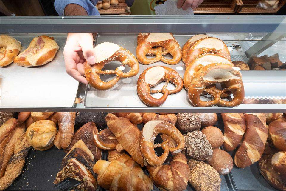 Handwerk BW: Menschen sparen bei Brötchen. (Archivbild)Bernd Weissbrod/dpa