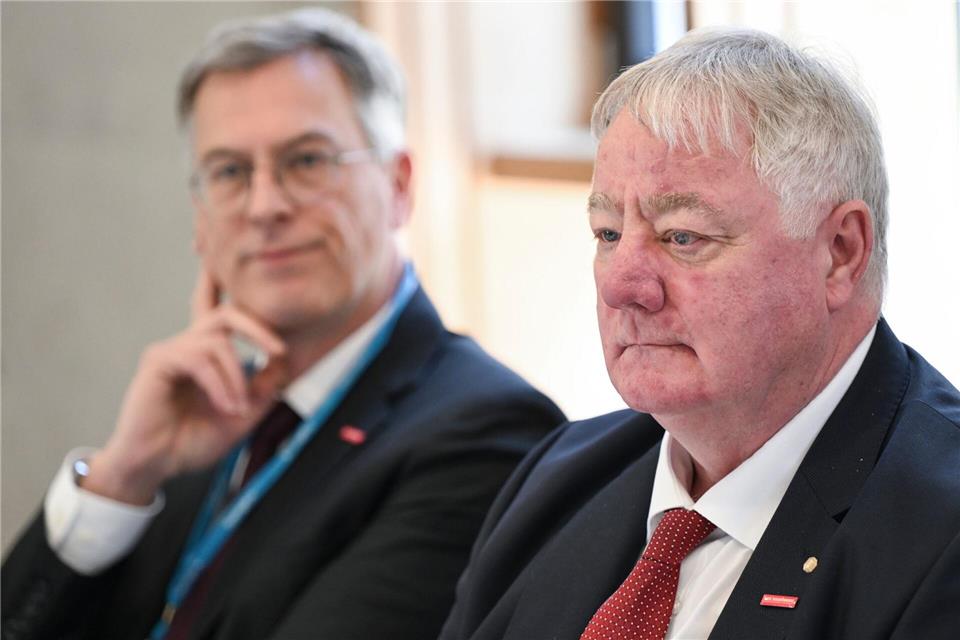 Handwerksvertreter Hochschild (rechts) ist gegen die Entlastungsprämie. (Archivbild) Jens Kalaene/dpa