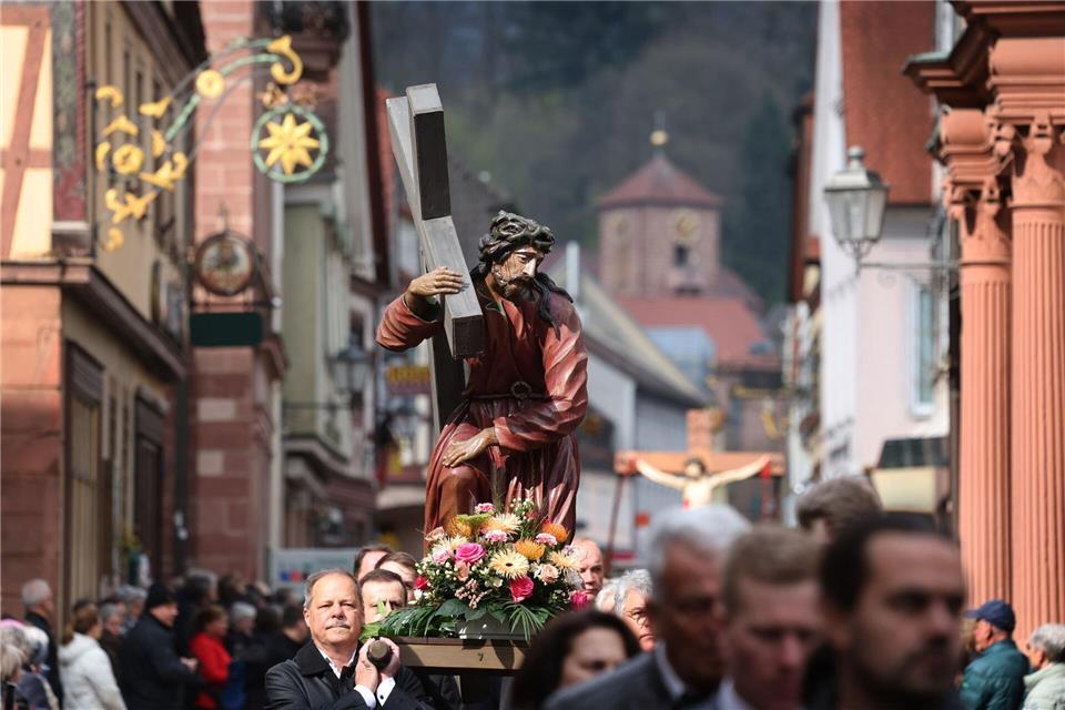 Handwerkszünfte tragen Passionsfiguren in Karfreitagsprozession durch Lohr am MainKarl-Josef Hildenbrand/dpa