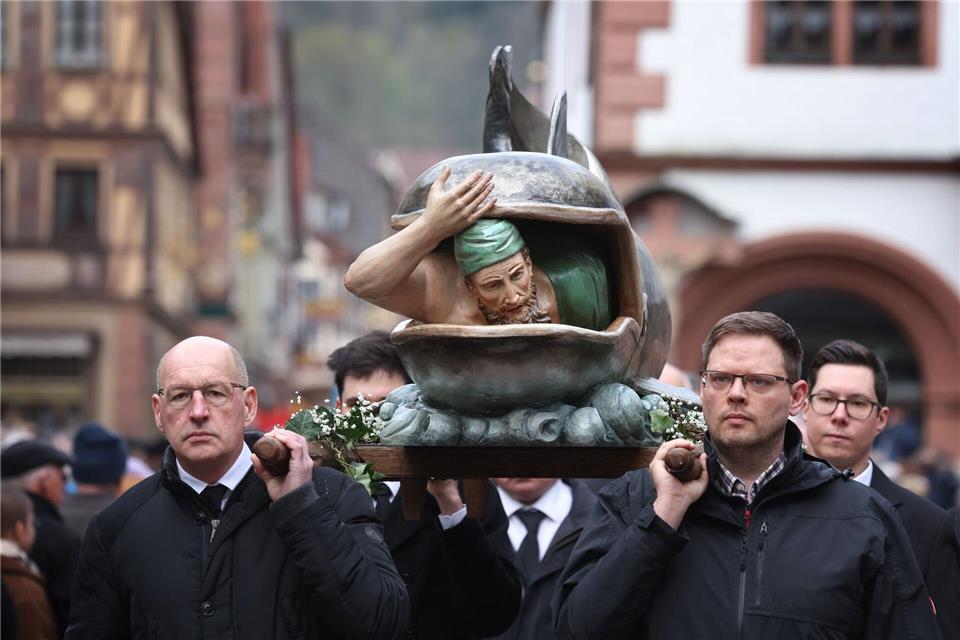 Handwerkszünfte ziehen mit Figuren, die religiöse Szenen darstellen, durch die Stadt.Karl-Josef Hildenbrand/dpa