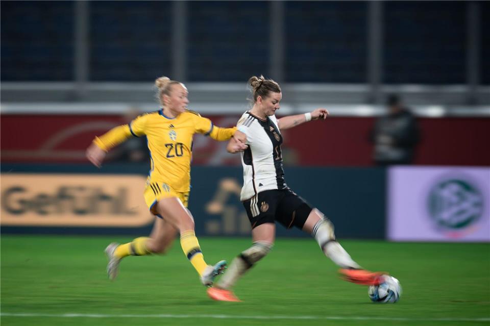 Hanna Bennison (l.): einst gegen Alexandra Popp, nun für Eintracht Frankfurt in der Bundesliga. (Archivbild)Fabian Strauch/dpa