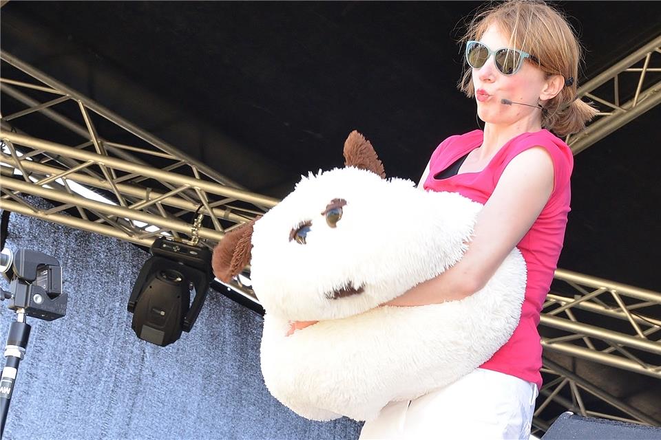 Hanna Lenz hatte auf der Bühne des Erler Kultur-Sommers ihren Kuschelhund Honk mitgebracht.