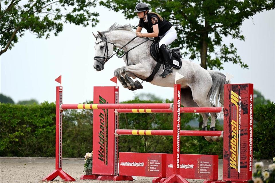 Hanna Schultewolter und ihr Wallach Cresbo starten im August bei den Deutschen Meisterschaften U 21 im Springen.