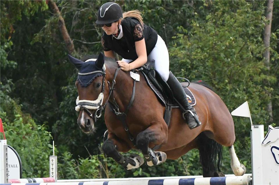 Hanna Schultewolter vom RV Velen (hier mit Miss Marpele) platzierte sich beim M*-Springen als Fünfte im Stechen  in Dingden.
