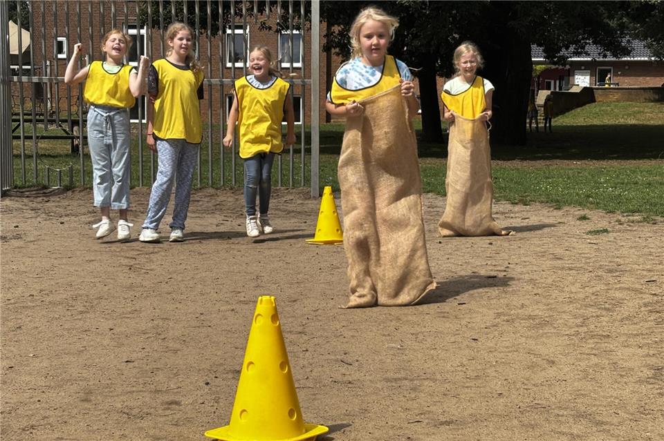 Hanna von den „coolen Gewinnern“ ist beim Sackhüpfen an der Reihe und wird von Charlotte, (hinten von links), Jenna Leni und Thea angefeuert.