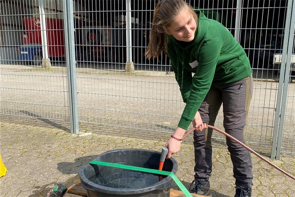 Hannah Böing bei einer der praktischen Aufgaben.