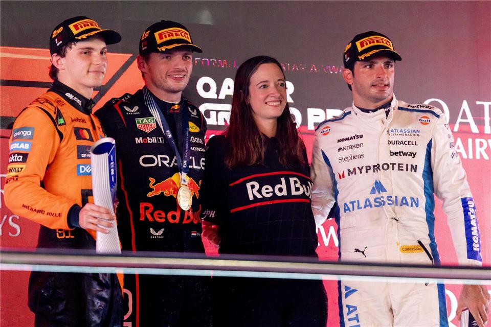 Hannah Schmitz (3.v.l.) ist hoch angesehene Rennstrategin bei Red Bull. (Archivbild)  Sander Koning/ANP/dpa