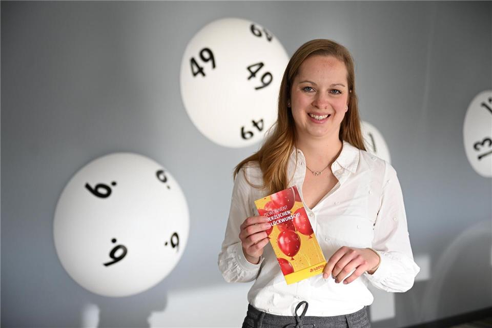 Hannah Strobel von Lotto Niedersachsen zeigt eine Broschüre für Lottogewinner.Shireen Broszies/dpa