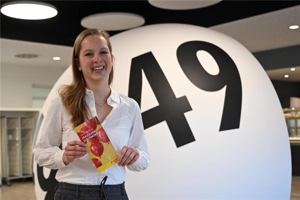 Hannah Strobel von Lotto Niedersachsen zeigt eine Broschüre für Lottogewinner.Shireen Broszies/dpa