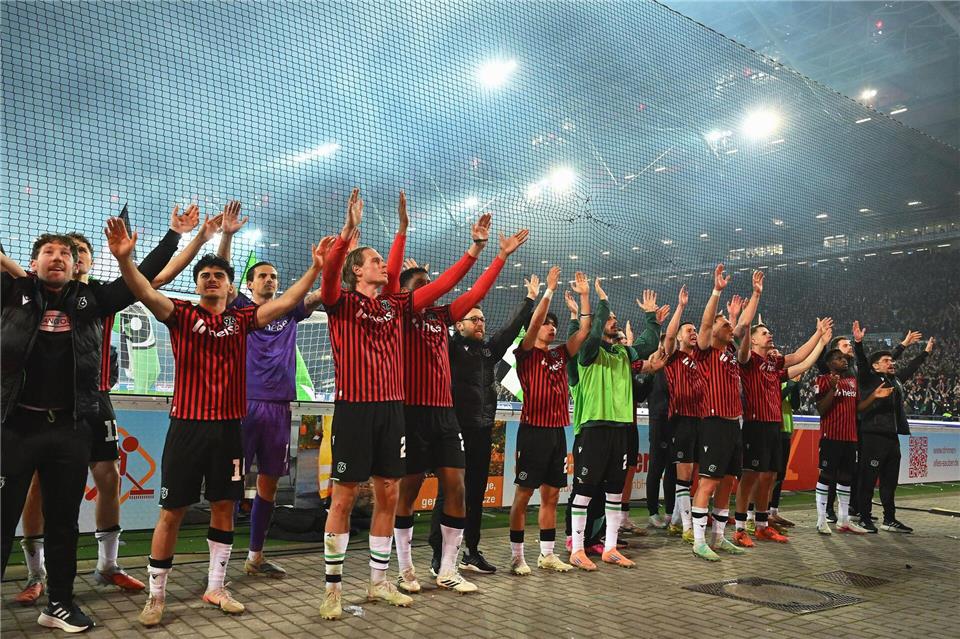 Hannover 96 blieb durch den Derbysieg gegen Braunschweig oben dran.Swen Pförtner/dpa