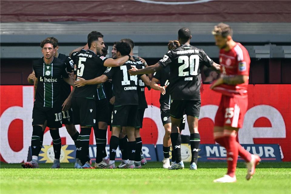 Hannover 96 jubelt über das Tor gegen Fortuna Düsseldorf. Federico Gambarini/dpa