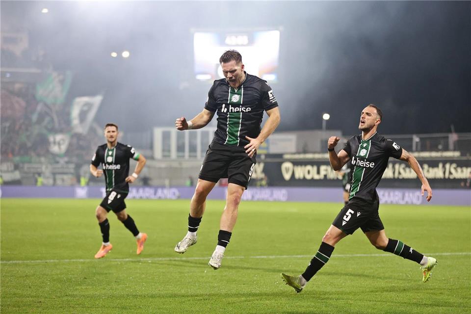 Hannover 96 jubelt über den Ausgleich in Elversberg. Fabian Kleer/Fußball-News Saarland/dpa