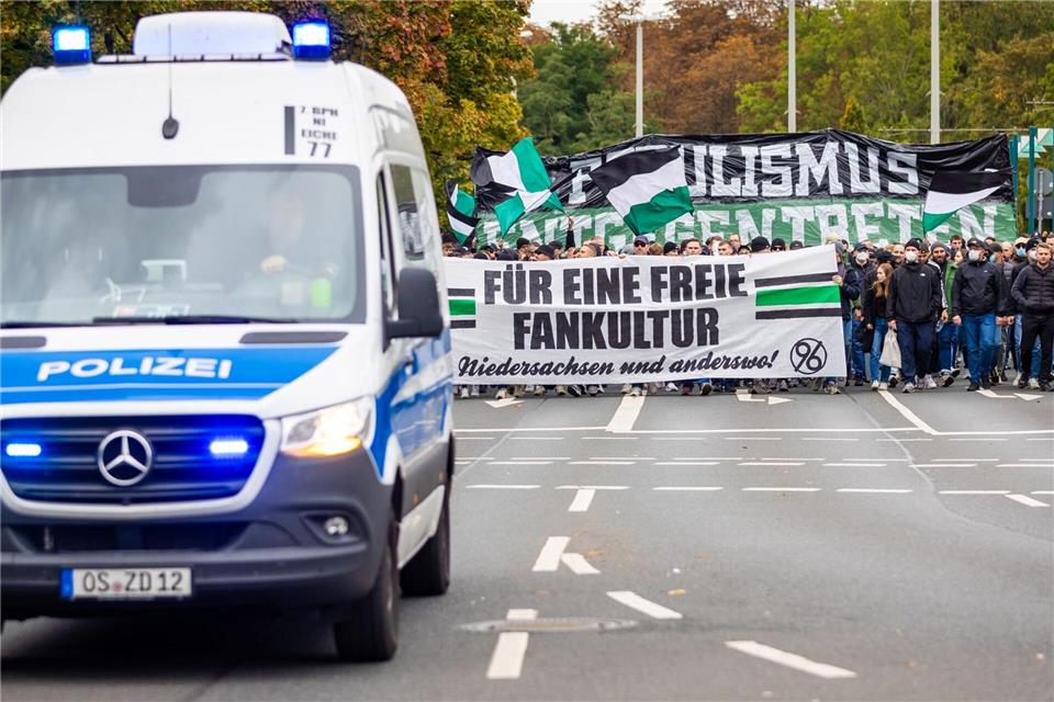 Hannover-Fans demonstrieren in Braunschweig.Moritz Frankenberg/dpa
