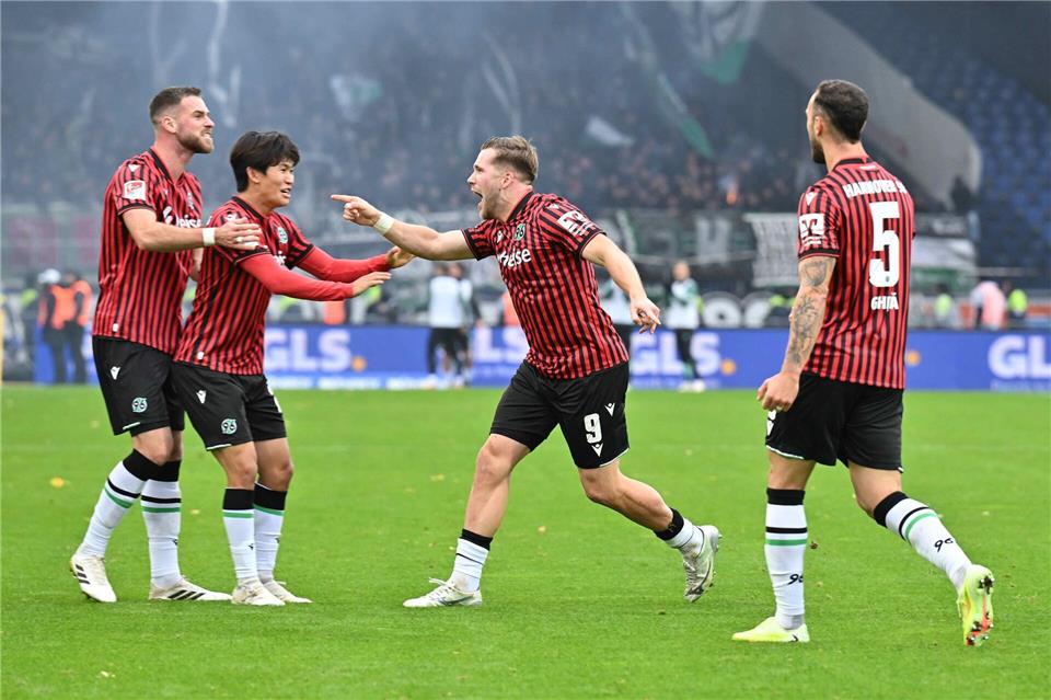 „Mit nichts zu entschuldigen“: Rote Karte entscheidet Derby Hannover-Jubel in Braunschweig.Swen Pförtner/dpa