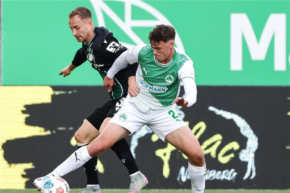 Hannover-Profi Maurice Neubauer (links) und der Fürther Lukas Reich kämpfen um den Ball.Daniel Löb/dpa
