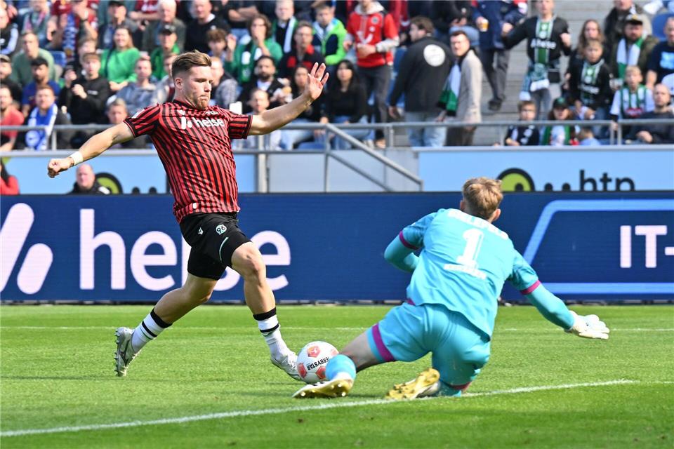 Hannovers Benjamin Källman scheitert an Bielefelds Torwart Jonas Kersken.Swen Pförtner/dpa