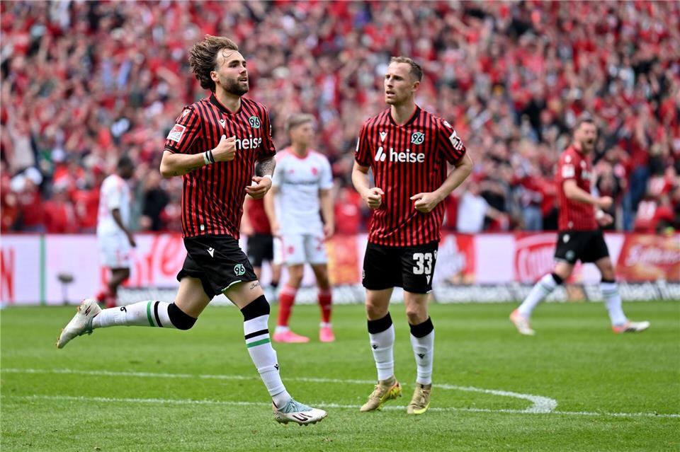 Hannovers Kolja Oudenne jubelt über sein Tor zum 1:1 gegen Nürnberg.Swen Pförtner/dpa