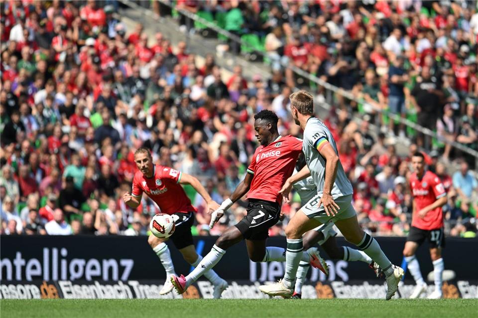 Hannovers Mustapha Bundu im Spiel gegen den VfL Wolfsburg.Swen Pförtner/dpa