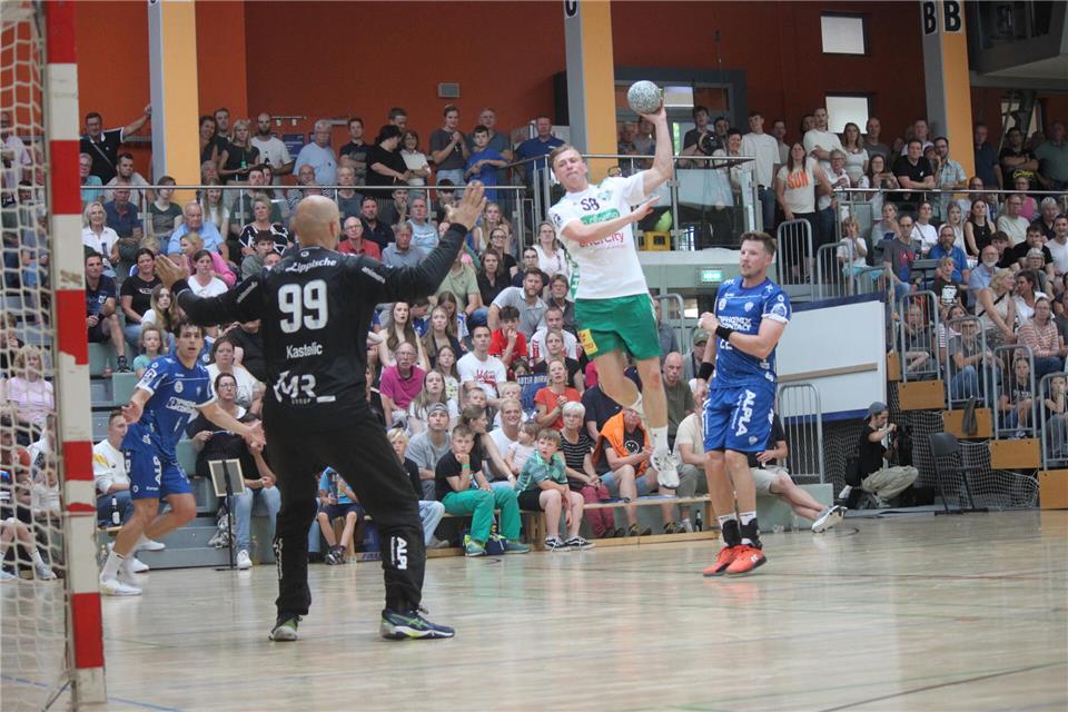 Hannovers Nationalspieler Daniel Weber in Aktion: Die Zuschauer sind von den Bundesligisten begeistert.Sebastian Helmke