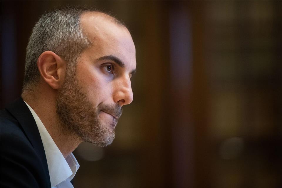 Hannovers Oberbürgermeister Belit Onay: Debatte über Abkehr vom Verbrenner-Aus ab 2035 wird Autoindustrie nicht retten. (Archivbild)Julian Stratenschulte/dpa