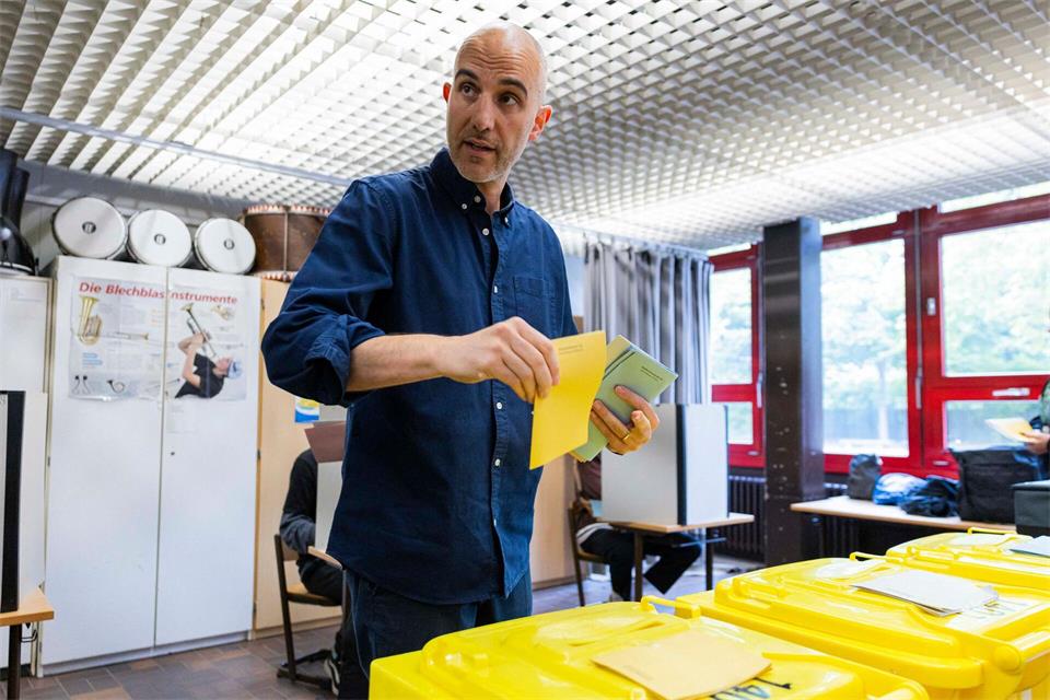 Hannovers Oberbürgermeister Belit Onay (Grüne) liegt vorn, muss aber wohl in eine Stichwahl.Michael Matthey/dpa