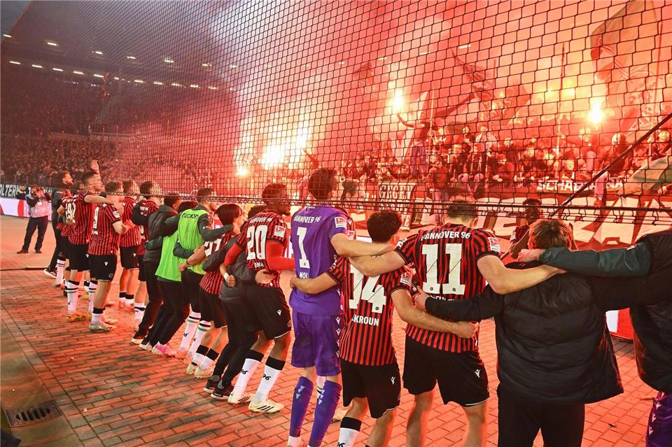 Hannovers Spieler feiern nach dem Derbysieg gegen Braunschweig mit ihren Fans.Swen Pförtner/dpa
