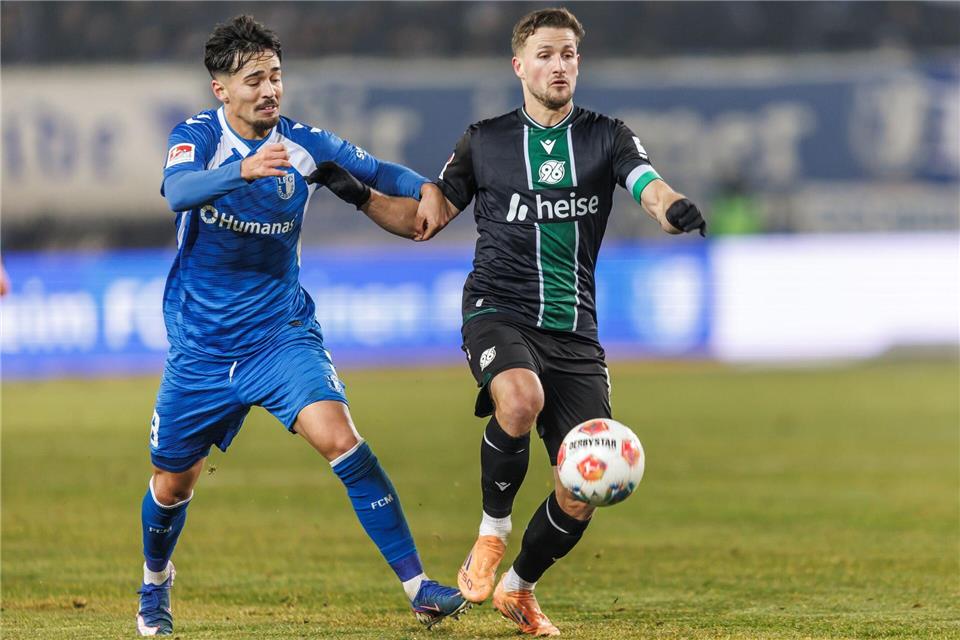 Hannovers Torschütze Enzo Leopold (r) im Zweikampf mit Magdeburgs Laurin Ulrich. Andreas Gora/dpa