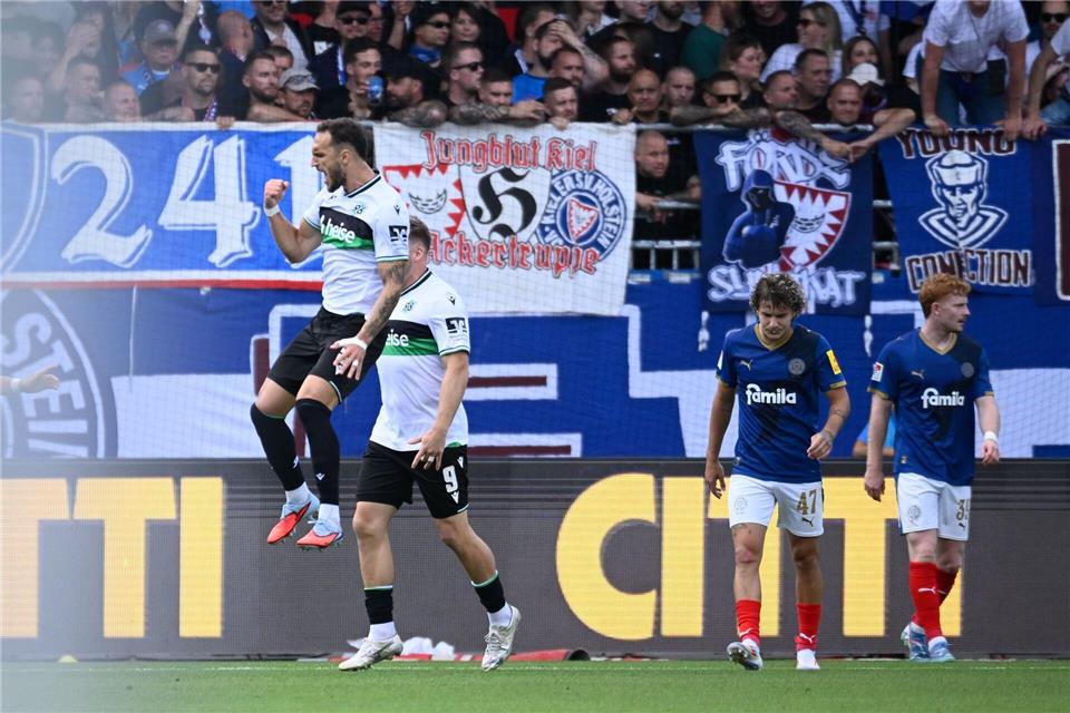 Hannovers Virgil Ghita (l) feiert seinen Ausgleichstreffer.Gregor Fischer/dpa