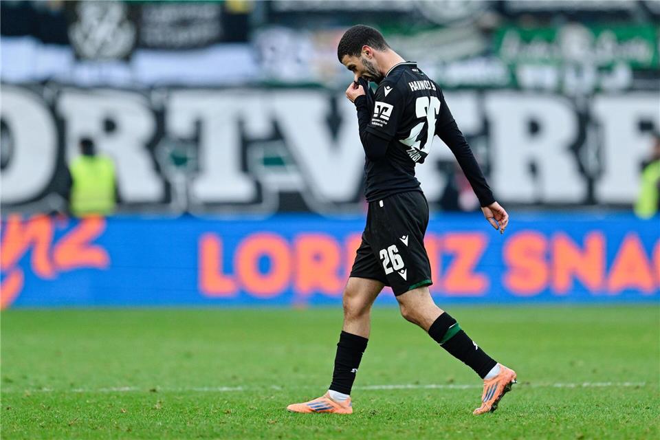 Hannovers Waniss Taibi flog vom Platz. Uwe Anspach/dpa