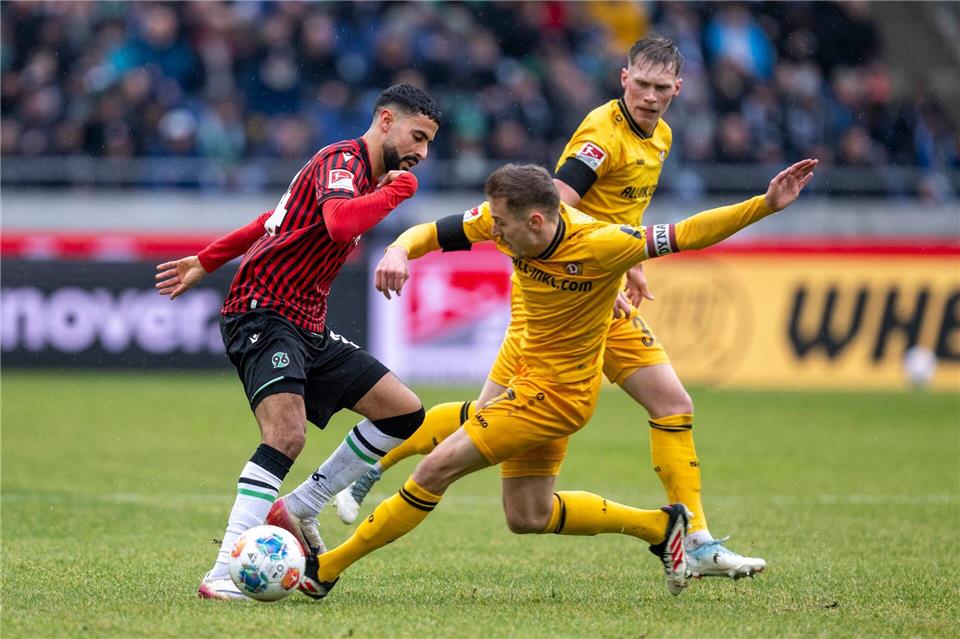 Hannovers bester Angreifer: Elias Saad (l)  David Inderlied/dpa