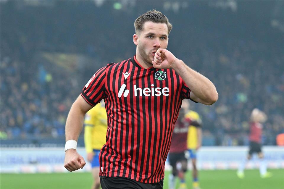 „Mit nichts zu entschuldigen“: Rote Karte entscheidet Derby Hannovers neuer Derbyheld Benjamin Källman.Swen Pförtner/dpa