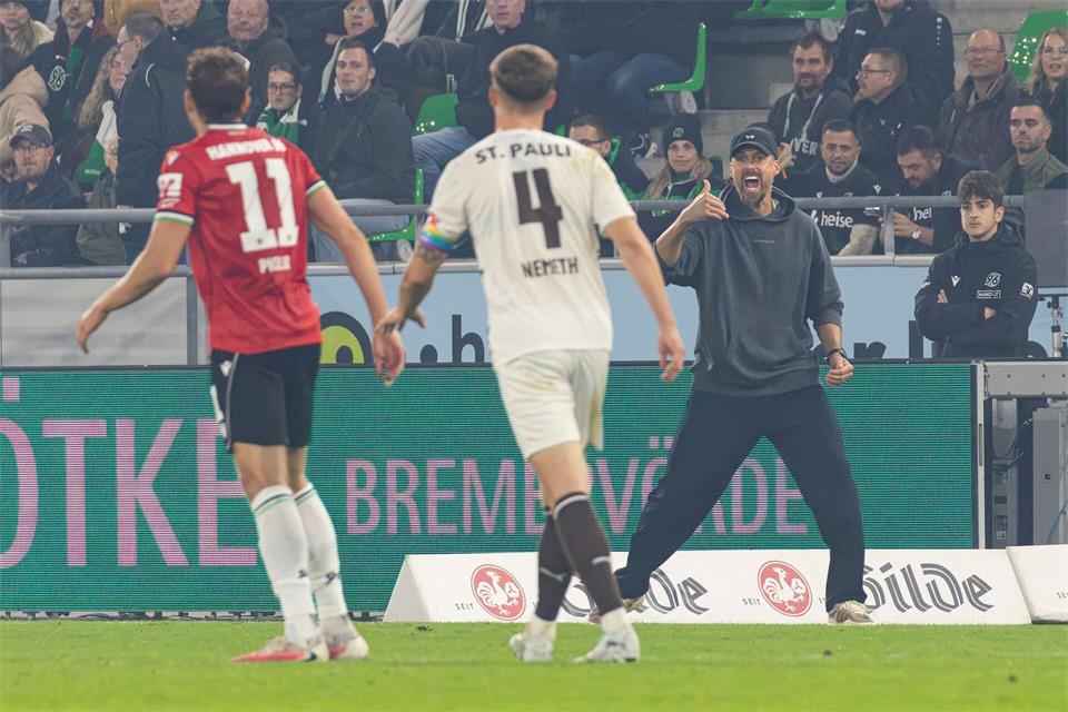 Hannovers neuer Trainer Sandro Wagner beim 1:1 gegen den FC St. Pauli.Michael Matthey/dpa