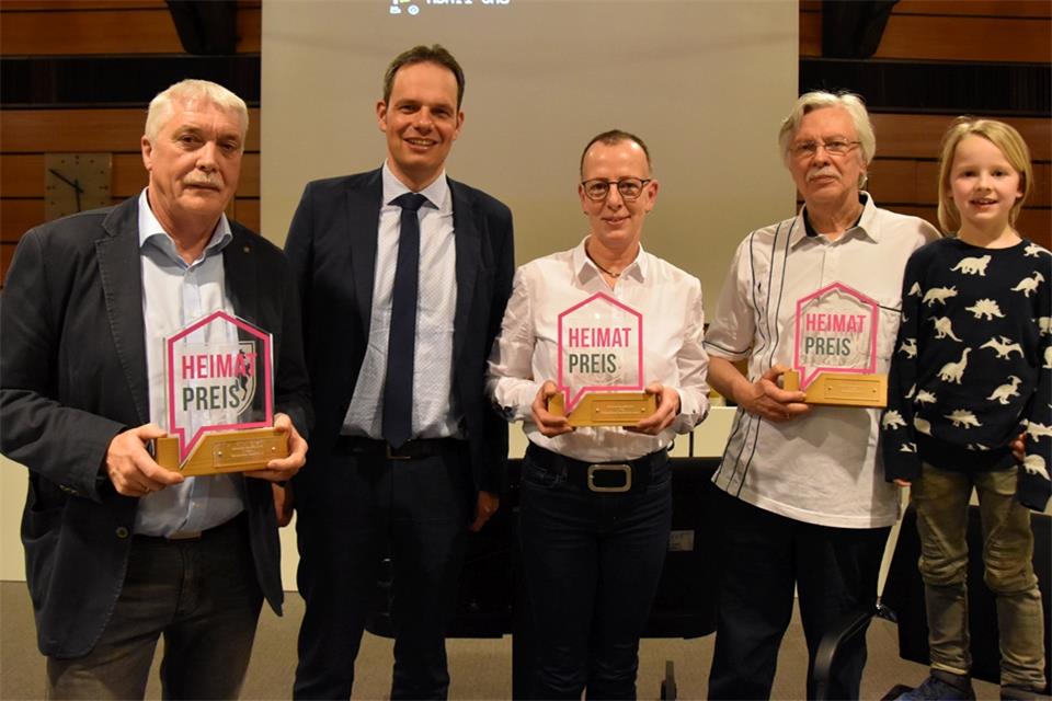 Hans Brune (links, Heimatverein Raesfeld) nahm die Auszeichnung für den ersten Platz entgegen. Für die Bürgerstiftung Raesfeld-Erle-Homer erhielt Jutta Bonhoff (Mitte) den Preis für den zweiten Platz. Dritter wurde der Heimatverein Erle. Der Vorsitzende Norbert Saballek nahm den Preis von Bürgermeister Andreas Grotendorst (Zweiter von links) entgegen. 