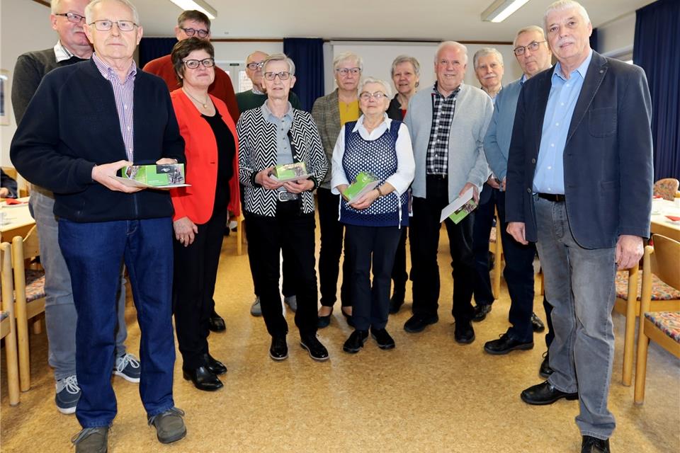 Hans Brune (rechts) und Ruth Beering (3.v.l.) mit den anwesenden Jubilaren.