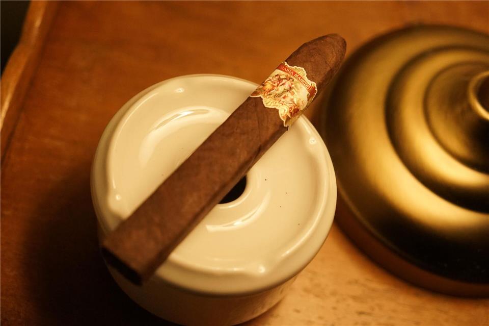 Hans Castorp, tragischer Protagonist in „Der Zauberberg“, ist ein Fan von Zigarren. Heutige Hotelgäste können seine Marke aus dem Humidor an der Hotelbar kaufen.Stefan Wei�enborn/dpa-tmn