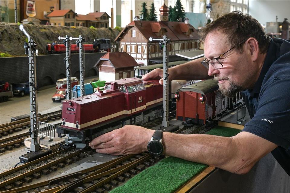 Hans-Christoph Lichtenfeld mit einer PIKO-Lok der Spurweite G auf einer Modellbahnanlage mit 30 Weichen, 15 Signalen und rund 200 Metern Steuerungskabel. Heiko Rebsch/dpa