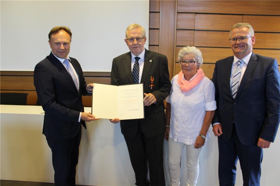 Hans-Dieter Strothmann ist das Verdienstkreuz von Landrat Dr. Kai Zwicker (l.) verliehen worden. Strothmanns Ehefrau Monika und Raesfelds Bürgermeister Martin Tesing gehörten zu den ersten Gratulanten.