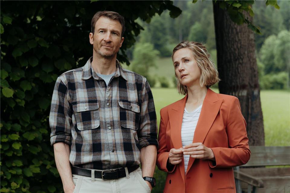 Hans Gruber (Heiko Ruprecht) und Julia Andermatt (Nathalie Schott) in einer Szene der erste Folge der 19. Staffel der Fernsehreihe „Der Bergdoktor“ (undatierte Filmszene).Sabine Finger Fotografie/ZDF/dpa