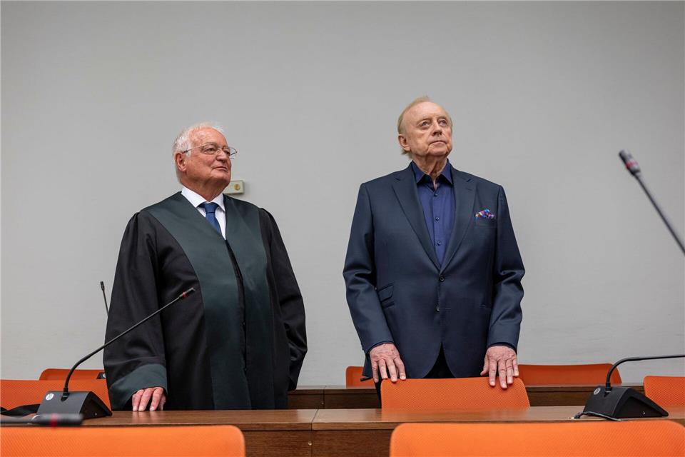 Hans-Joachim Eckert (l) arbeitet auch heute noch vor Gericht. (Archivbild)Peter Kneffel/dpa