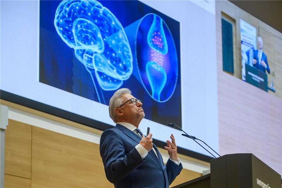 Hans-Jochen Heinze, Ärztlicher Direktor des Universitätsklinikums, spricht bei der Gründungsveranstaltung des Zentrums für Hirngesundheit der Universitätsmedizin Magdeburg.Klaus-Dietmar Gabbert/dpa