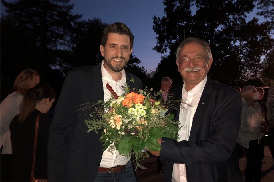 Hans-Jürgen Benson (rechts) gratuliert seinem Nachfolger Dr. Patrick Voßkamp. Der 43-Jährige hat knapp gewonnen.